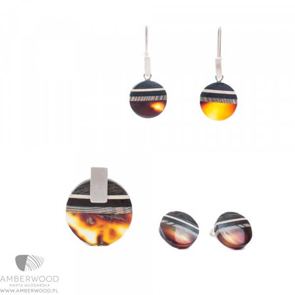 Set made of amber and wood.